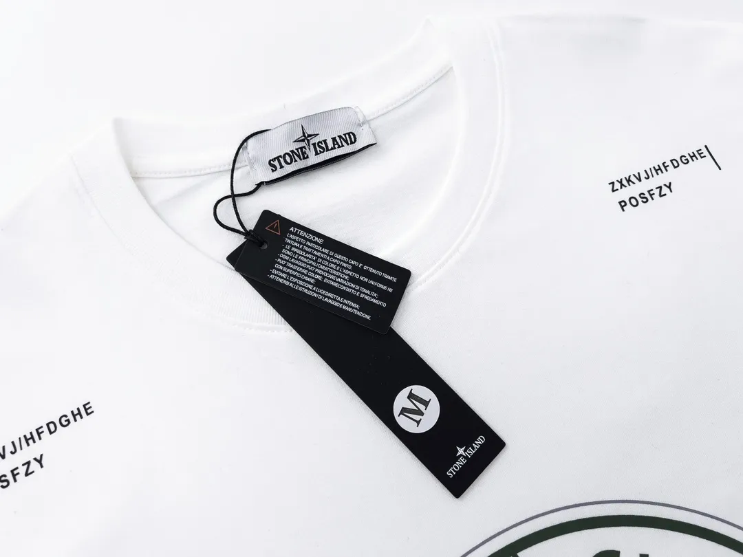 W616#P110💰 [Stone lsland/Stone Island summer new short-sleeved T-shirt with big green compass print on the chest] ⚠️[Original creation, high control of details] Made of 260g combed cotton 32-count double yarn - Simple basic versatile style, original single quality, the first choice for couples. - Made in a large factory, four needles and five threads on the shoulder, neatly arranged, high quality workmanship. - Same style for men and women, very versatile, one piece for each person Details are clearly visible. Color: Black White Size: M L
